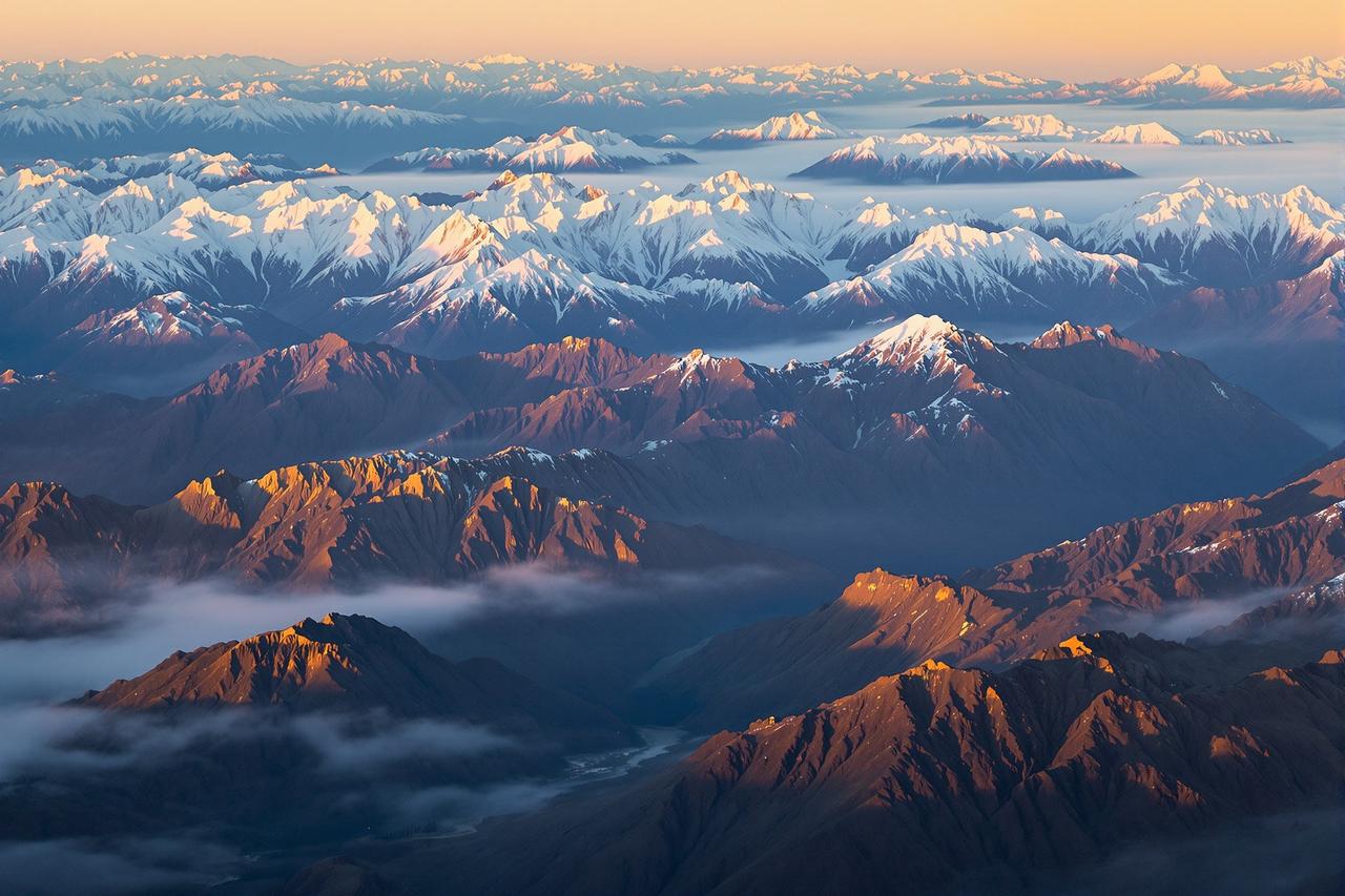 福利电影 - 天山山脉壮丽全景,金色阳光映照雪山